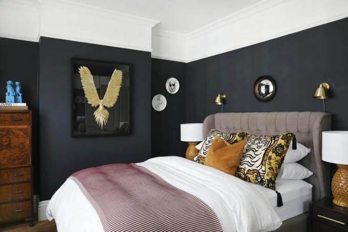 South London, viktorianisches Zuhause, schwarzes Schlafzimmer, bemaltes Kopfteil, Bett-Wandkunst