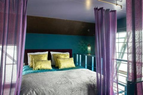 Propriété, Chambre à coucher, Design d'intérieur, Éclairage, Chambre, Vert, Lit, Purple, Literie, Textile, 