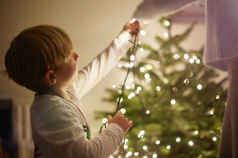 كيفية تعليق أضواء عيد الميلاد الصبي التوتير الأضواء
