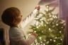 Kaip pakabinti kalėdines lemputes ant eglutės