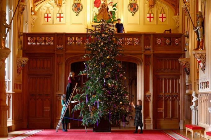 vianočný stromček v sále svätého Juraja, vo windsorskom zámku