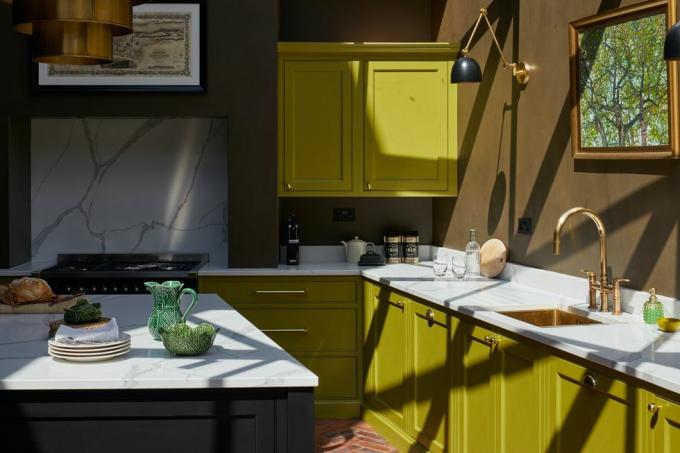 foto detalhada da empresa principal, reforma da cozinha de York, armários shaker verdes, bancada de mármore