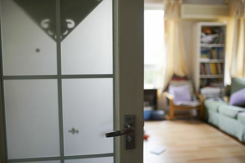 Vaizdas į vidų su atidarytomis durimis