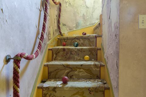 bolas en las escaleras