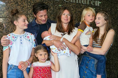 Jamie con su esposa Jools y sus cinco hijos poco después del nacimiento de su hijo River Rocket