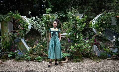 gartner og blomsterdesigner hassel gardiner poserer med de ikoniske rhs-bokstavene hun designet