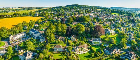 Letecké panorama nad venkovskými domy v malebné letní vesnici Cotswolds