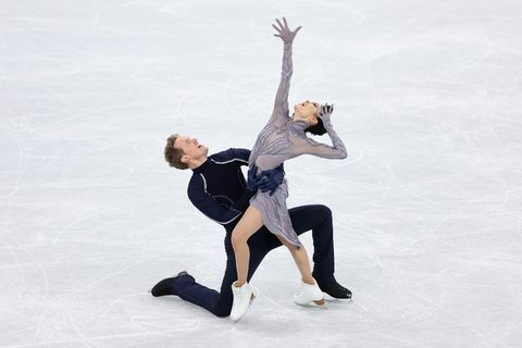 Madison Chock un Evan Bates of Team United States slido ledus deju bezmaksas deju komandas pasākuma laikā
