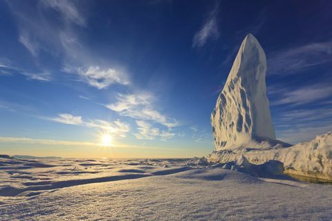 Góra lodowa w Zatoce Baffina na Oceanie Arktycznym, na północ od Wyspy Baffina, Nunavut, Kanada w kanadyjskiej Arktyce
