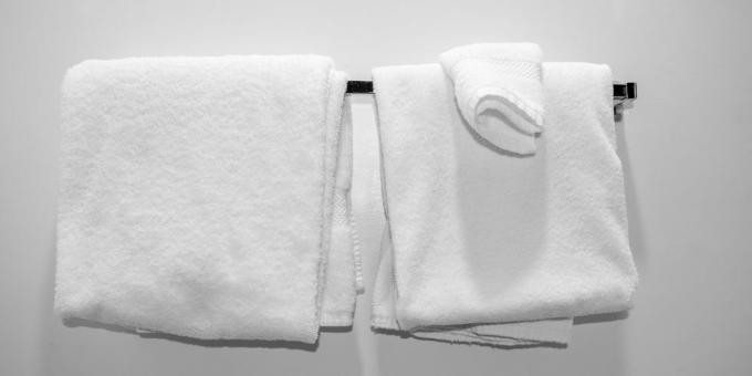 Handtücher in einem Motelzimmer