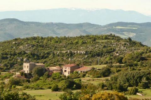 スペインとフランスで販売されている安い家と町