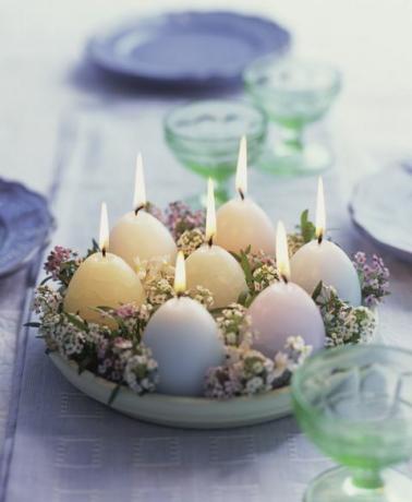 Sviečky v tvare vajíčka na stole