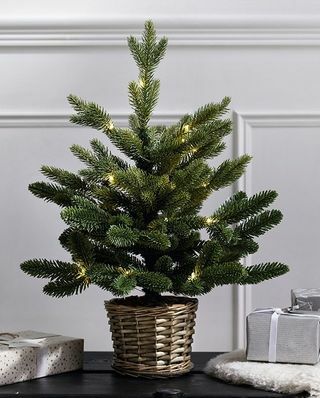 Предварительно зажженная рождественская елка в корзине из ивы - 1,5 фута
