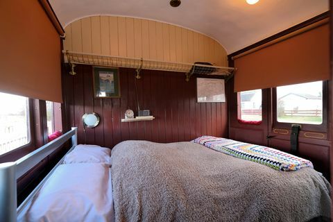 Na prodaju bivši željeznički kolodvor - rustikalna spavaća soba