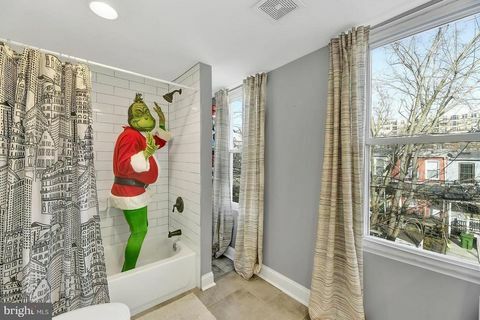 Der Grinch hilft einem Immobilienteam in Baltimore, ein süßes Haus mit drei Schlafzimmern zu verkaufen