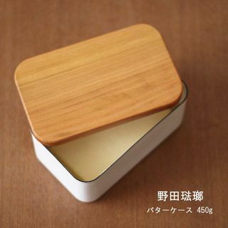 Caja de mantequilla de esmalte blanco con tapa de madera de cerezo