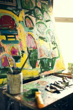 Pinceaux et peinture en studio d'art