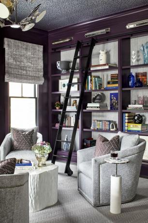woonkamer met een boekenplank en een rolladder