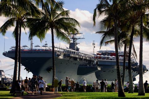 Turistas visitam o USS Arizona Memorial Museum em