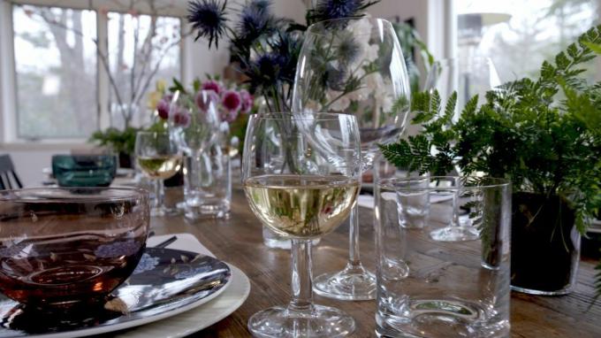 ガラス、脚付きグラス、ワイングラス、シャンパン脚付きグラス、ドリンクウェア、テーブルウェア、花、植物、テーブル、部屋、 