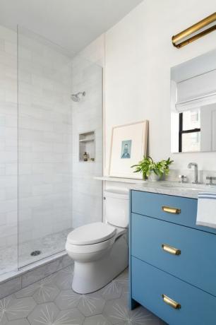 blå skåp, badrum, tunnelbana kakel, bänkskivor i marmor