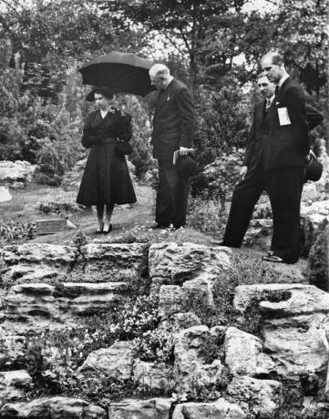 엘리자베스 2세 여왕과 필립 왕자가 5월 20일 런던 첼시 플라워 쇼에서 바위 정원을 감상하고 있다. 1952 정원은 조지 w halesfox photoshulton archivegetty의 ascot 사진의 winkfield 매너 보육원에 의해 설계되었습니다. 이미지