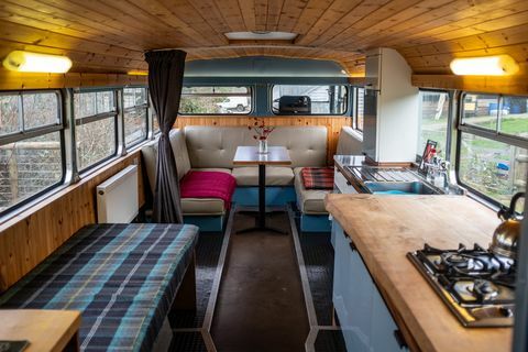 Bo i en ombyggd vintage Double Decker -buss på den walisiska landsbygden