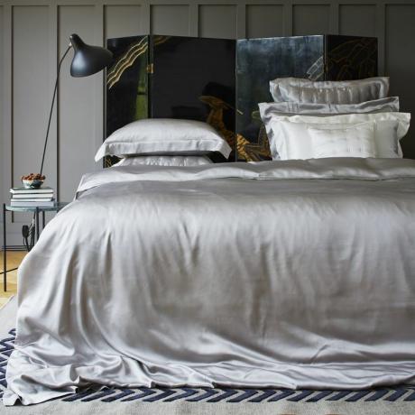 Lepa posteljnina iz sive svile