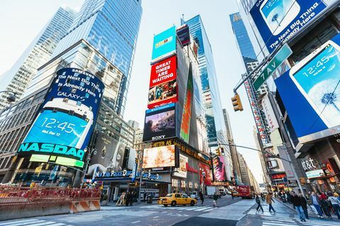 Heldere reclameschermen op Times Square, Manhattan, New York City, VS