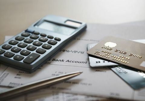 Rekenmachine, pen en creditcards op bankafschriften