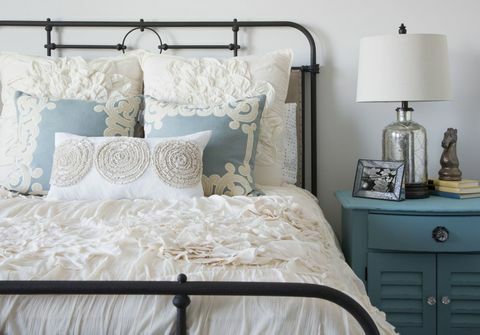 Elegantiškas miegamasis su balta ir mėlyna kambario schema.