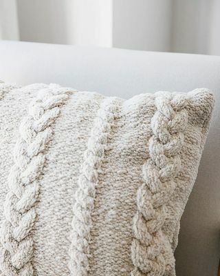 Плетена декоративна подушка