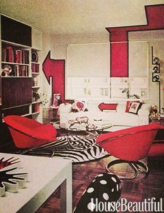 Wohnzimmer mit rotem Pfeil