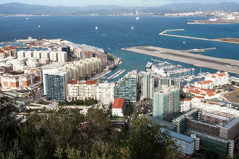 Moradia em blocos de apartamentos modernos de alta densidade, Gibraltar, território britânico ultramarino no sul da Europa
