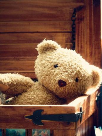Teddybär in einer Spielzeugkiste