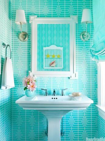 parlak mavi duvar kaplamalı banyo