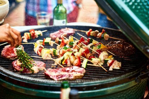 バーベキューでの新鮮な健康食品のグリル、立方体の地中海野菜を使った肉料理、焼けるように暑い、誘惑、パーティー