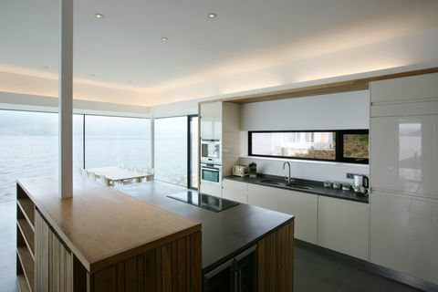 Κομψή γυαλιστερή κουζίνα με θέα στη θάλασσα