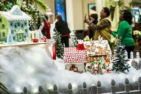 人間、冬、イベント、公共スペース、休日、クリスマスの装飾、クリスマス、顧客、クリスマスイブ、針葉樹、 
