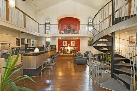 Kaple domu otevřený plán obývací pokoj s točitým schodištěm