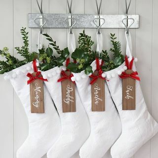 Чиста бела чарапа Деда Мраза са персонализованом дрвеном етикетом