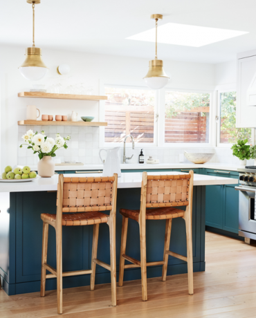 kjøkken med blågrønne skap og hvite vegger
