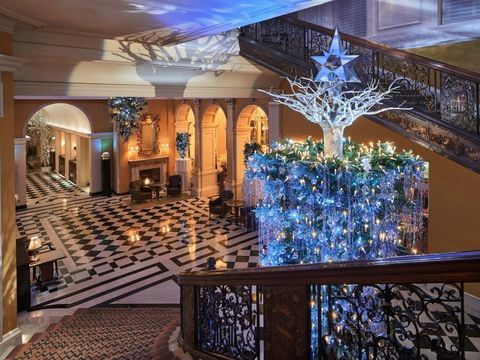 Claridges Hotel-Weihnachtsbaum, entworfen von Karl Lagerfeld