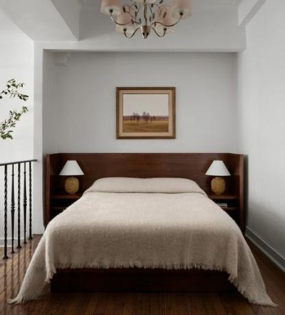 ložnice, plavý koberec, dřevěné čelo postele, lampy s bílým stínidlem